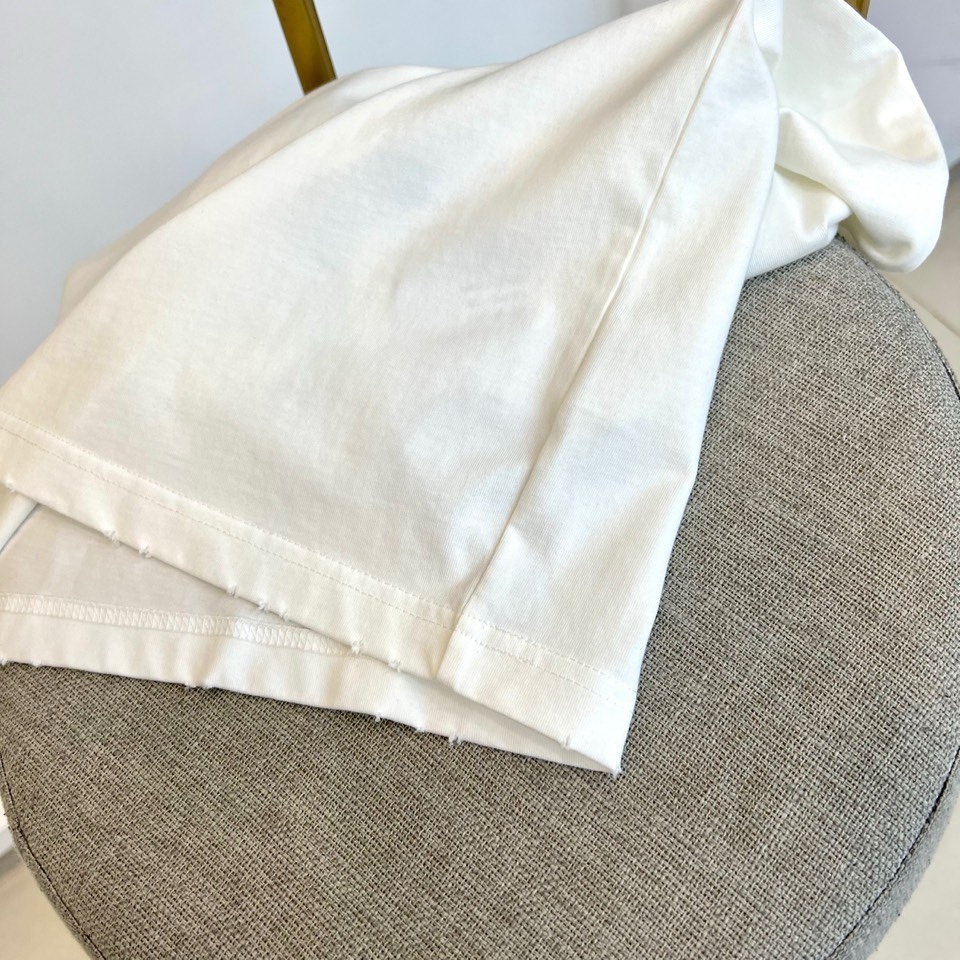 Ch香奈儿、2026春夏新品潮牌短T，基底纯净百搭，左胸绿色双C刺绣搭配品牌字母，精致小巧不张扬，演绎轻