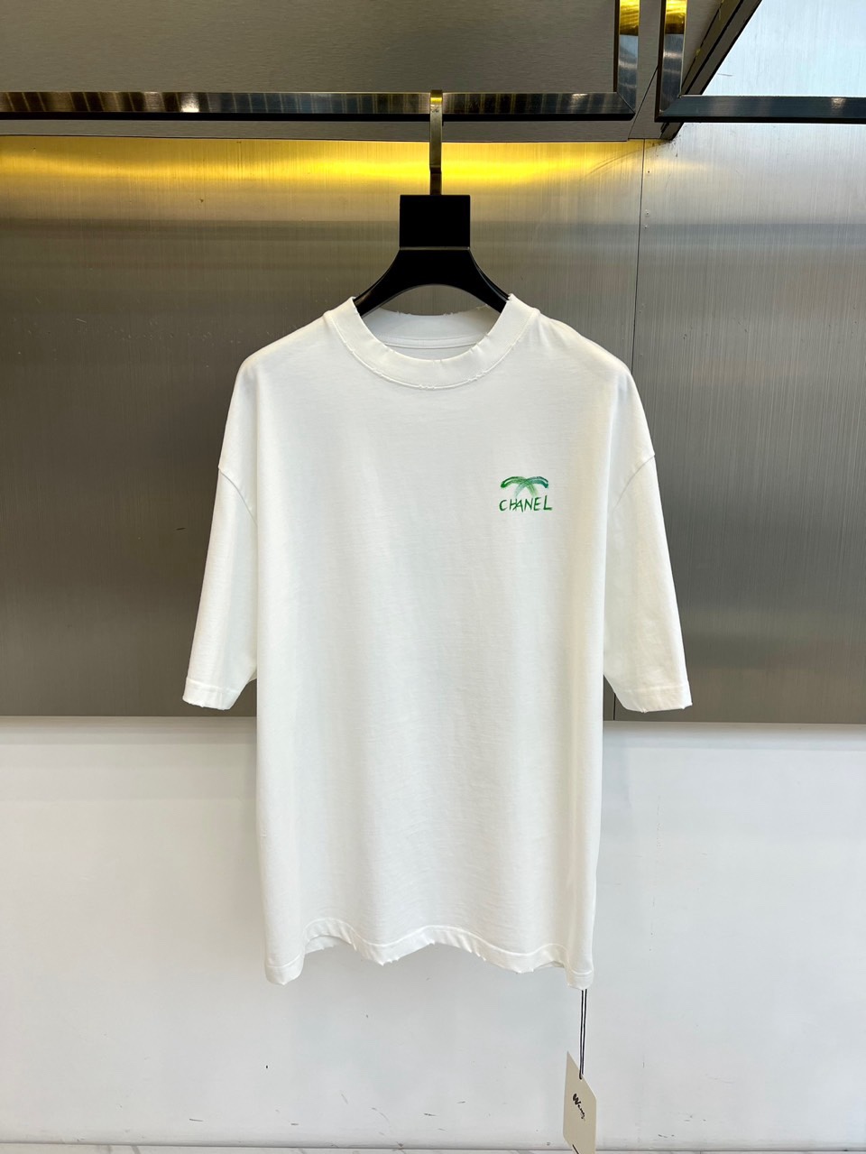 Ch香奈儿、2026春夏新品潮牌短T，基底纯净百搭，左胸绿色双C刺绣搭配品牌字母，精致小巧不张扬，演绎轻