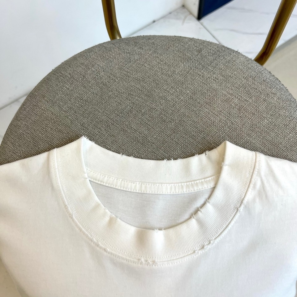 Ch香奈儿、2026春夏新品潮牌短T，基底纯净百搭，左胸绿色双C刺绣搭配品牌字母，精致小巧不张扬，演绎轻