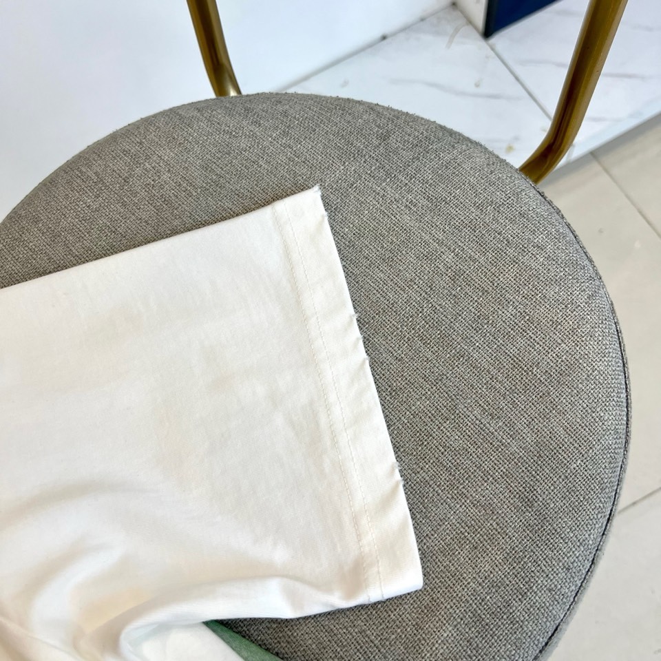 Ch香奈儿、2026春夏新品潮牌短T，基底纯净百搭，左胸绿色双C刺绣搭配品牌字母，精致小巧不张扬，演绎轻