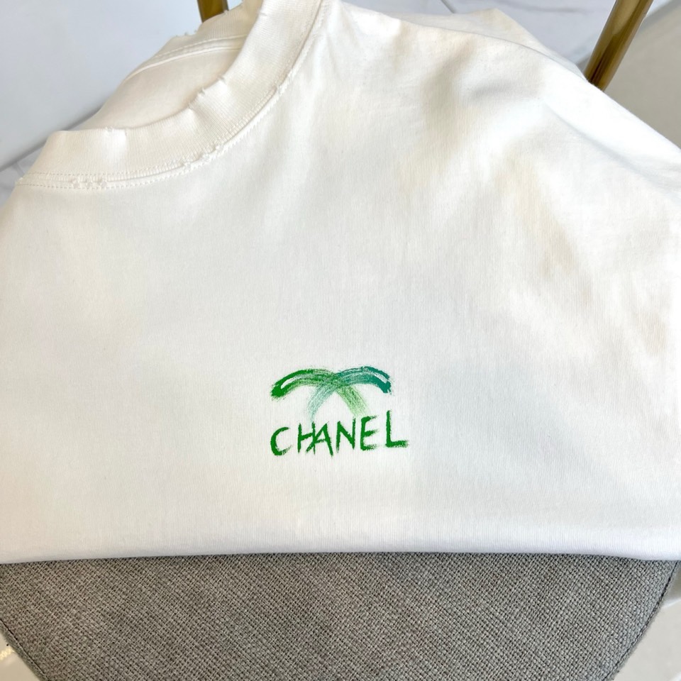 Ch香奈儿、2026春夏新品潮牌短T，基底纯净百搭，左胸绿色双C刺绣搭配品牌字母，精致小巧不张扬，演绎轻