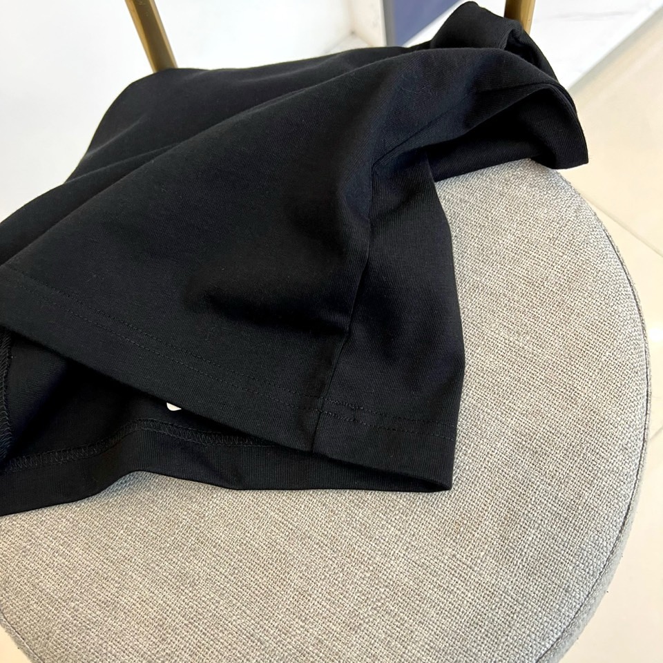 Celine赛琳、2026春夏新品潮牌短T，以纯净色调诠释极简高级感，胸前“CELINE”刺绣徽标采用深