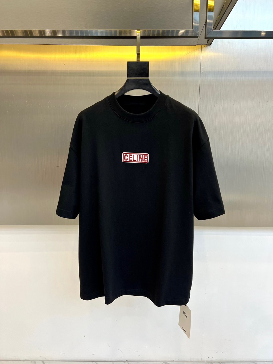 Celine赛琳、2026春夏新品潮牌短T，以纯净色调诠释极简高级感，胸前“CELINE”刺绣徽标采用深