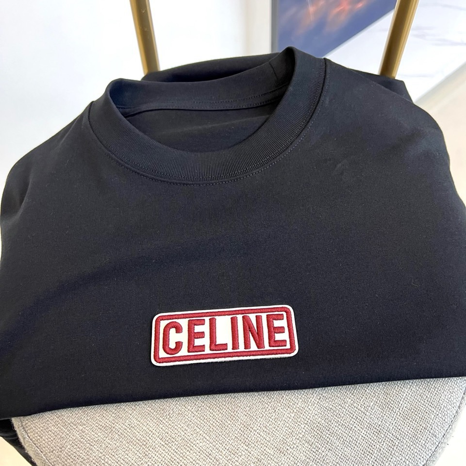 Celine赛琳、2026春夏新品潮牌短T，以纯净色调诠释极简高级感，胸前“CELINE”刺绣徽标采用深