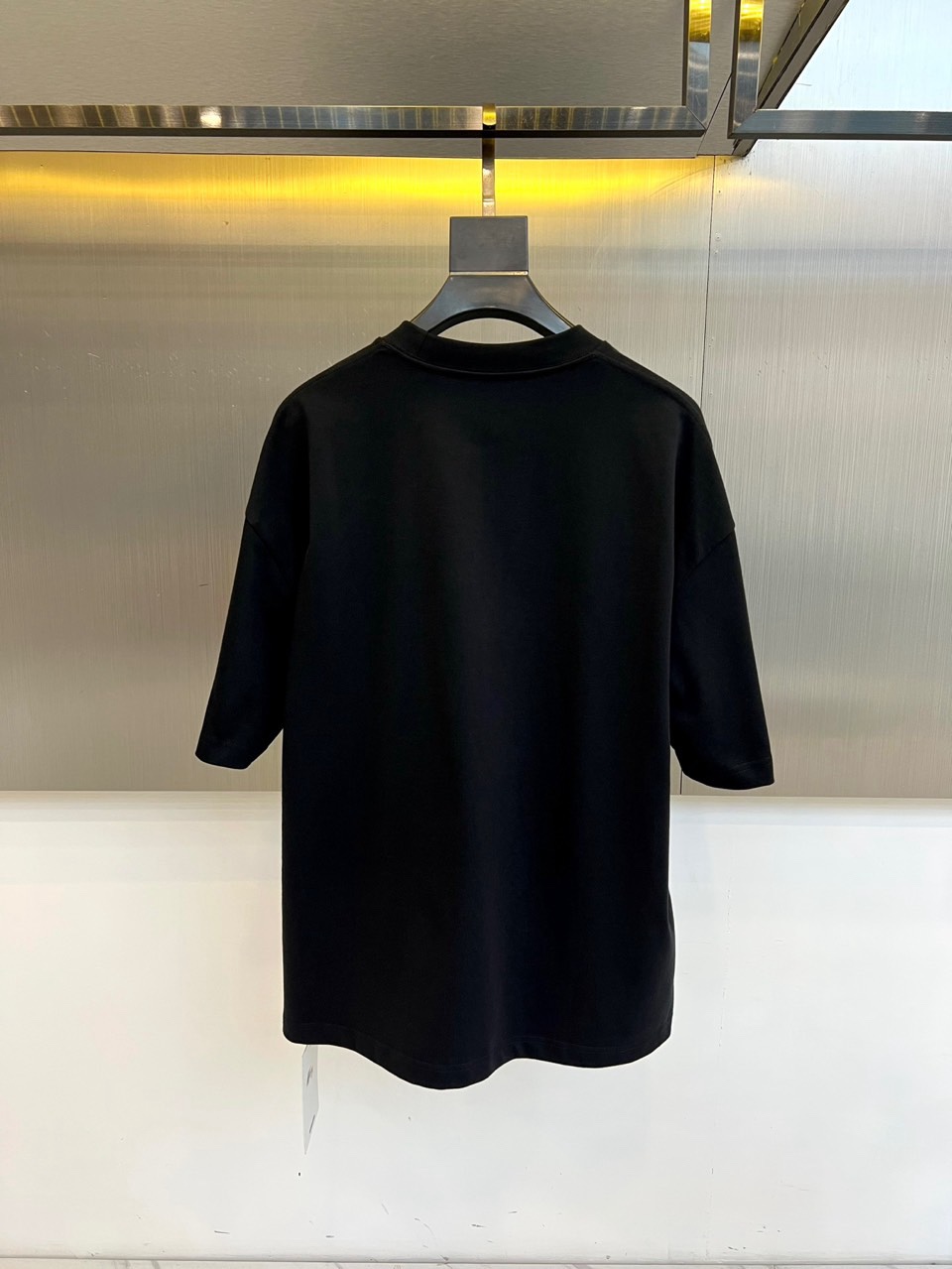 Celine赛琳、2026春夏新品潮牌短T，以纯净色调诠释极简高级感，胸前“CELINE”刺绣徽标采用深