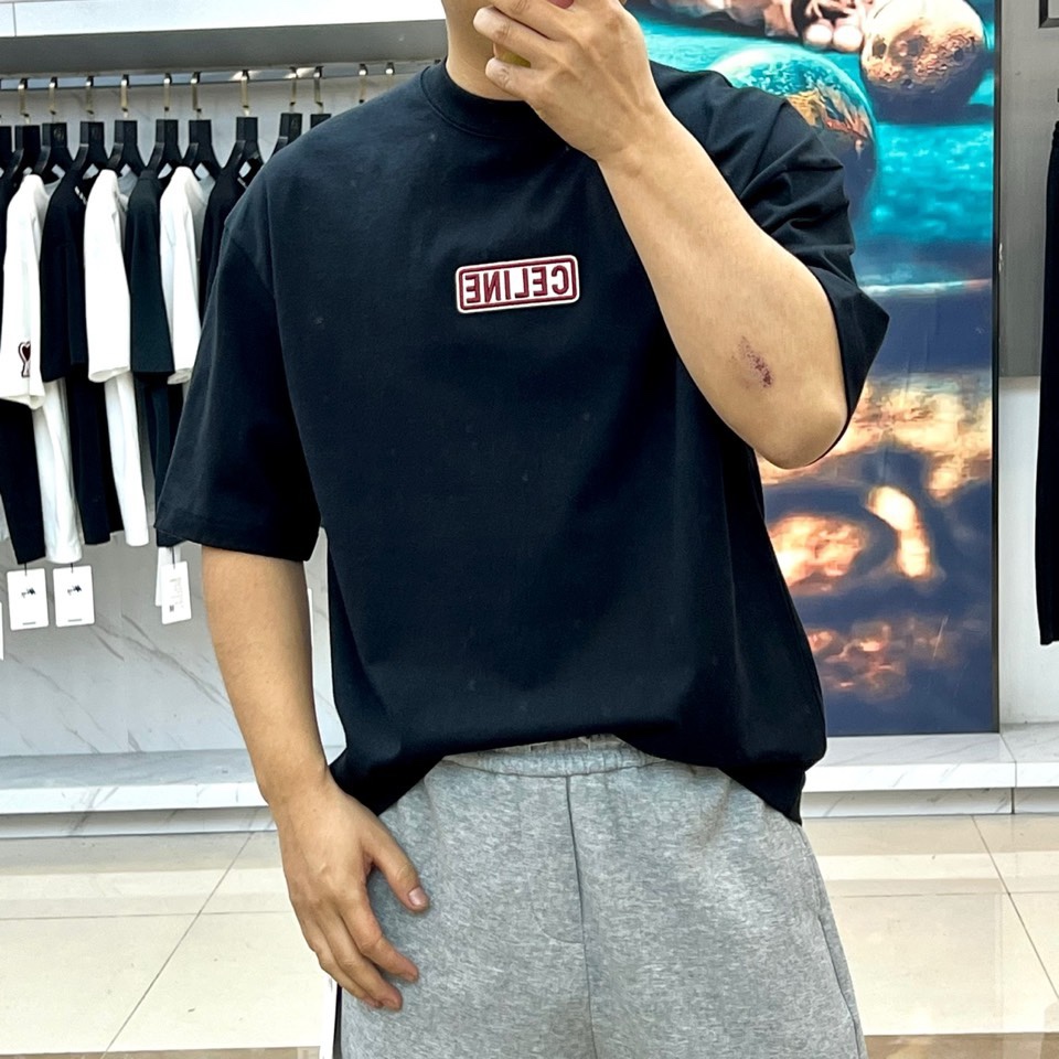 Celine赛琳、2026春夏新品潮牌短T，以纯净色调诠释极简高级感，胸前“CELINE”刺绣徽标采用深