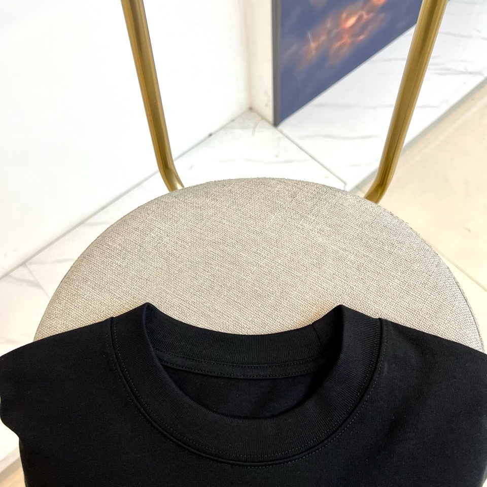 Celine赛琳、2026春夏新品潮牌短T，以纯净色调诠释极简高级感，胸前“CELINE”刺绣徽标采用深