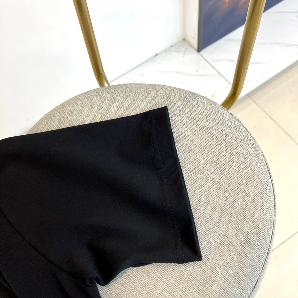 Celine赛琳、2026春夏新品潮牌短T，以纯净色调诠释极简高级感，胸前“CELINE”刺绣徽标采用深