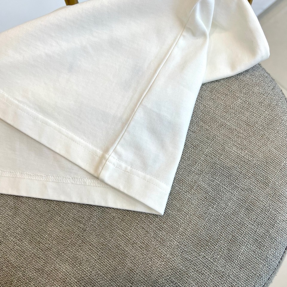 Celine赛琳、2026春夏新品潮牌短T，以纯净色调诠释极简高级感，胸前“CELINE”刺绣徽标采用深