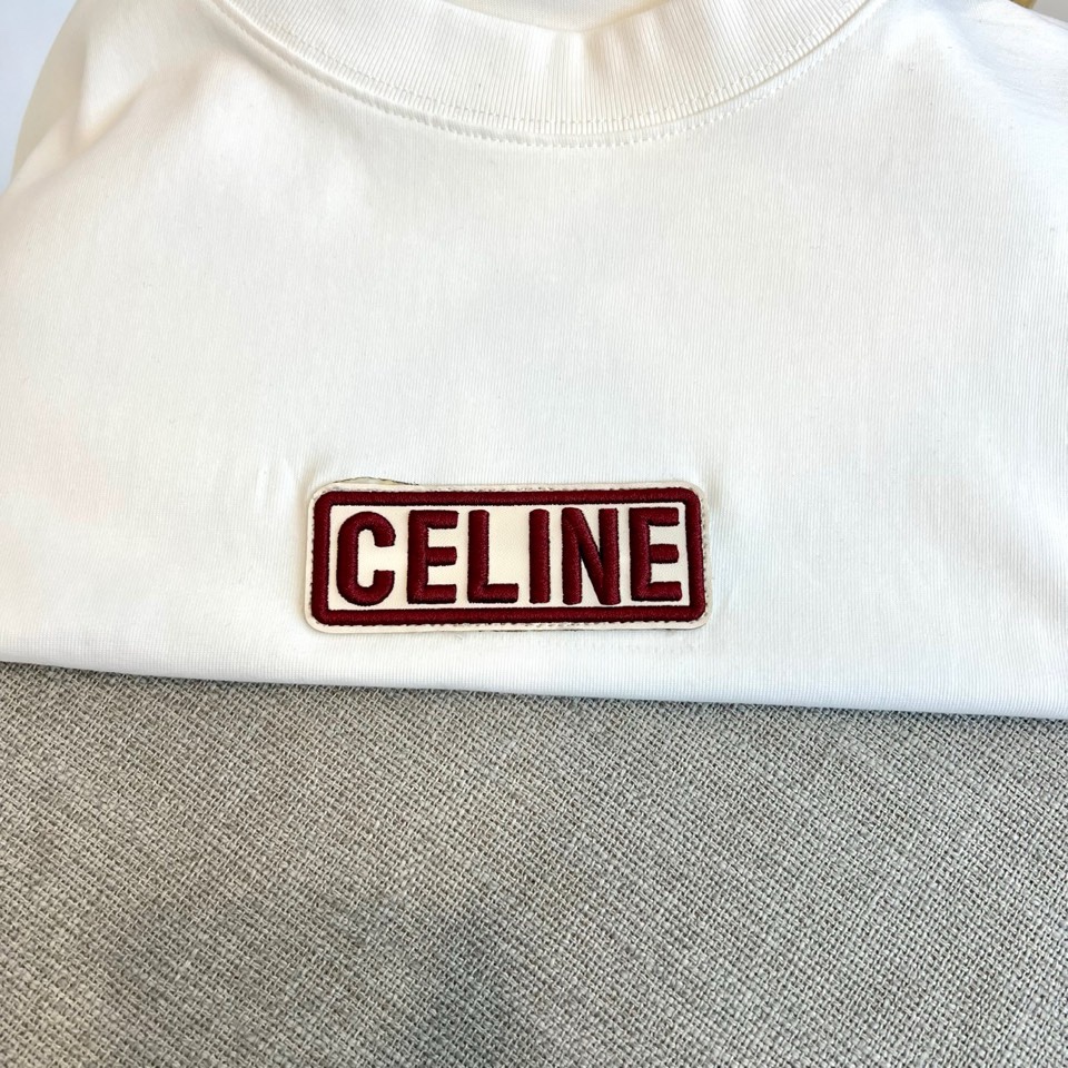 Celine赛琳、2026春夏新品潮牌短T，以纯净色调诠释极简高级感，胸前“CELINE”刺绣徽标采用深