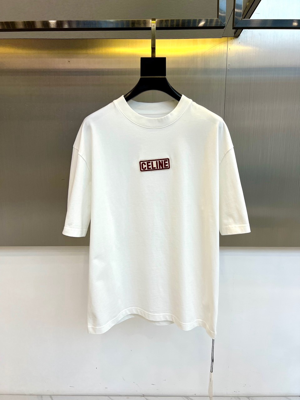 Celine赛琳、2026春夏新品潮牌短T，以纯净色调诠释极简高级感，胸前“CELINE”刺绣徽标采用深