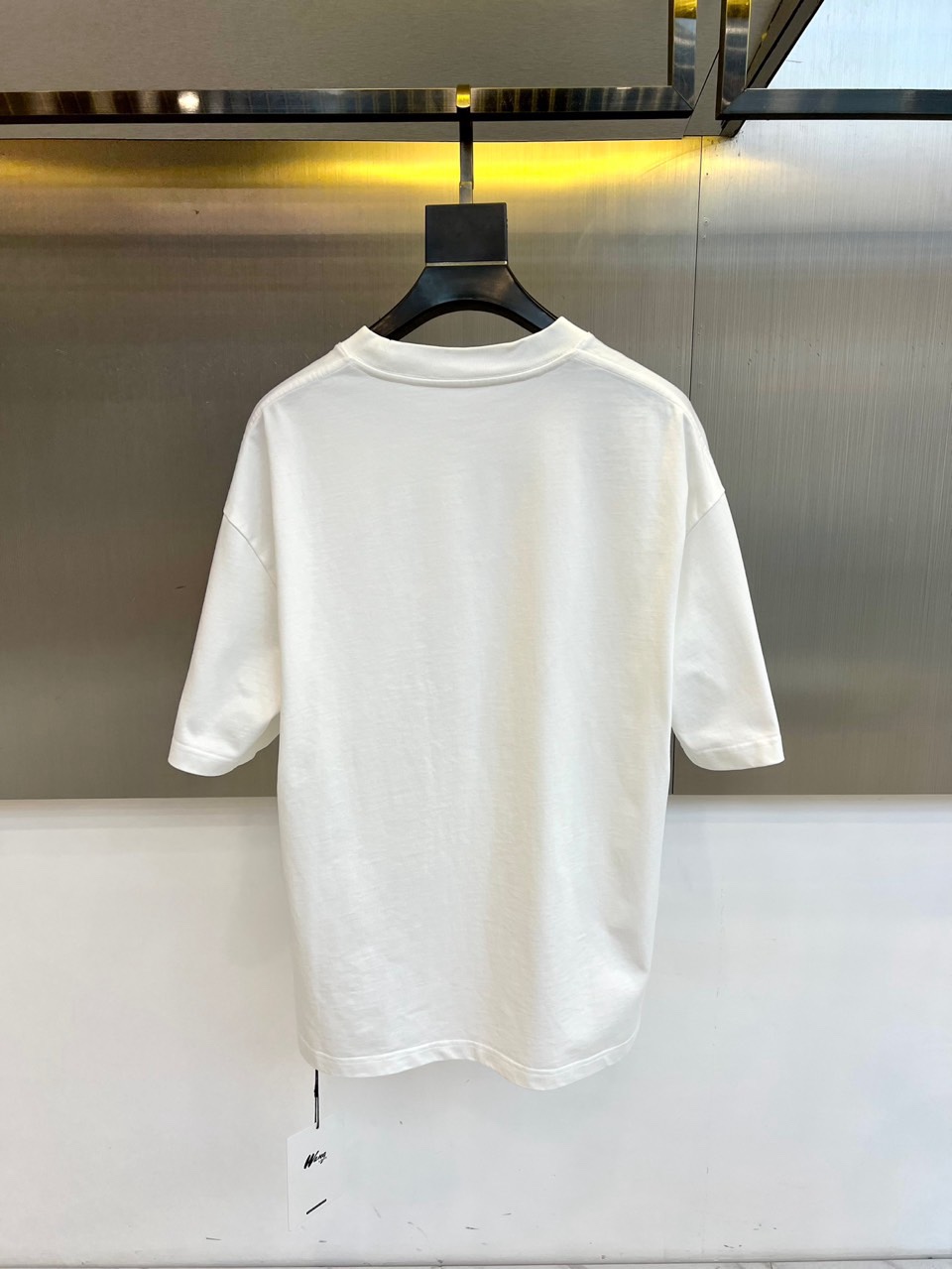 Celine赛琳、2026春夏新品潮牌短T，以纯净色调诠释极简高级感，胸前“CELINE”刺绣徽标采用深