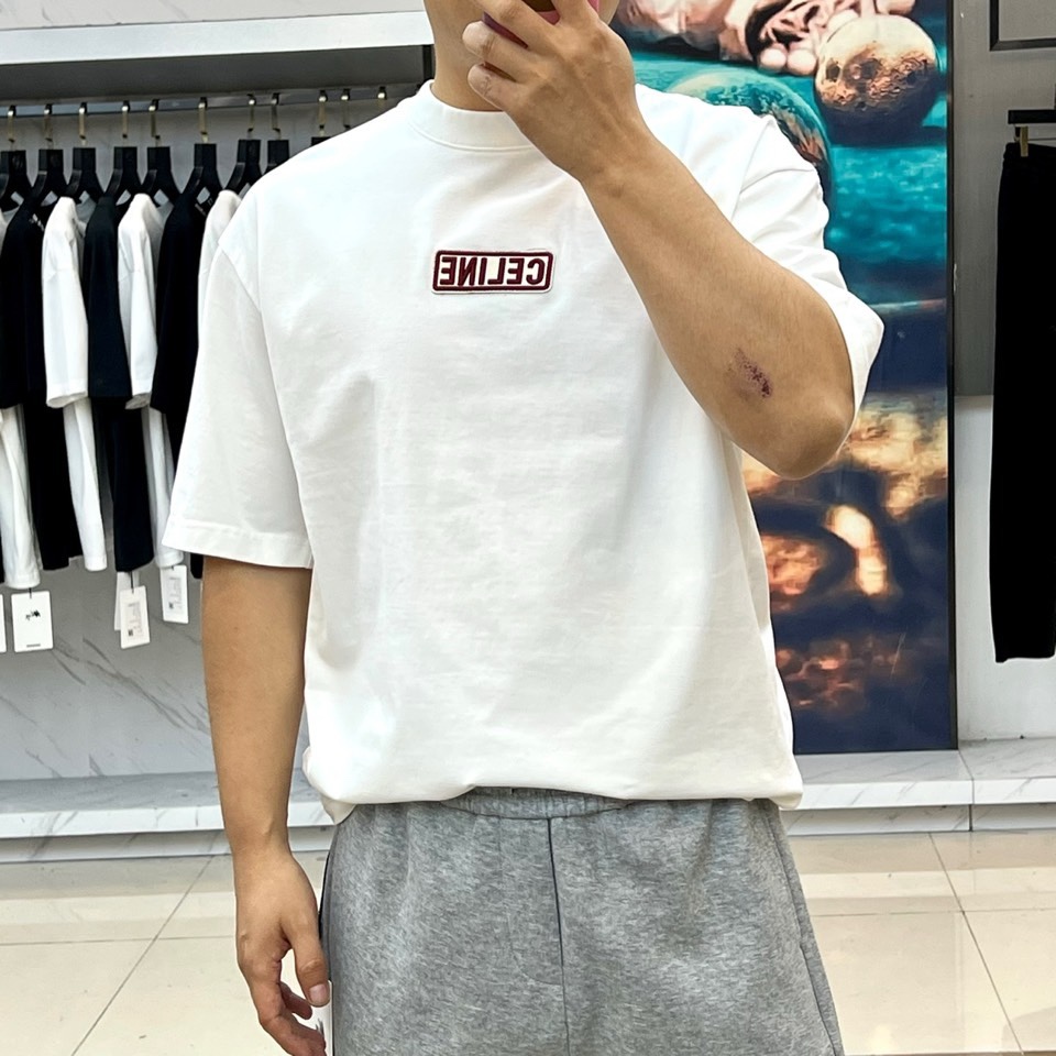 Celine赛琳、2026春夏新品潮牌短T，以纯净色调诠释极简高级感，胸前“CELINE”刺绣徽标采用深
