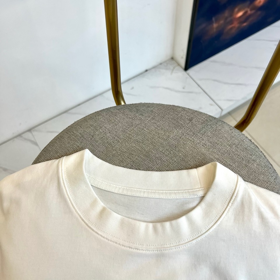 Celine赛琳、2026春夏新品潮牌短T，以纯净色调诠释极简高级感，胸前“CELINE”刺绣徽标采用深