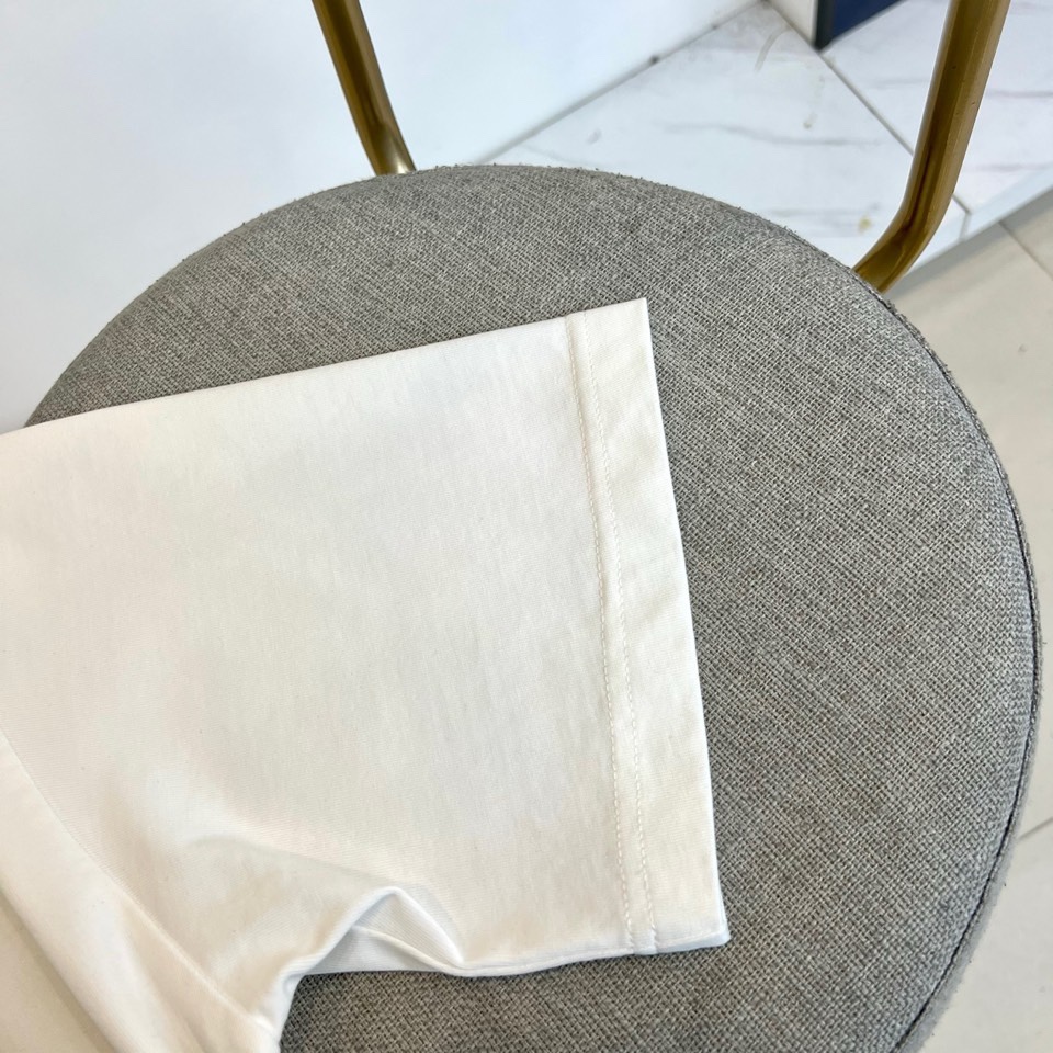 Celine赛琳、2026春夏新品潮牌短T，以纯净色调诠释极简高级感，胸前“CELINE”刺绣徽标采用深