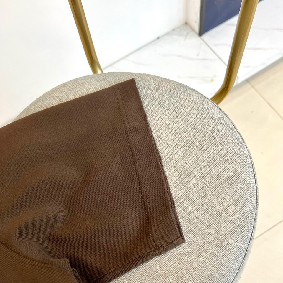 Bur巴宝莉、2026春夏新品潮牌短T，以100%纯棉面料打造，天然亲肤透气，适配春夏季节的舒适穿着需求