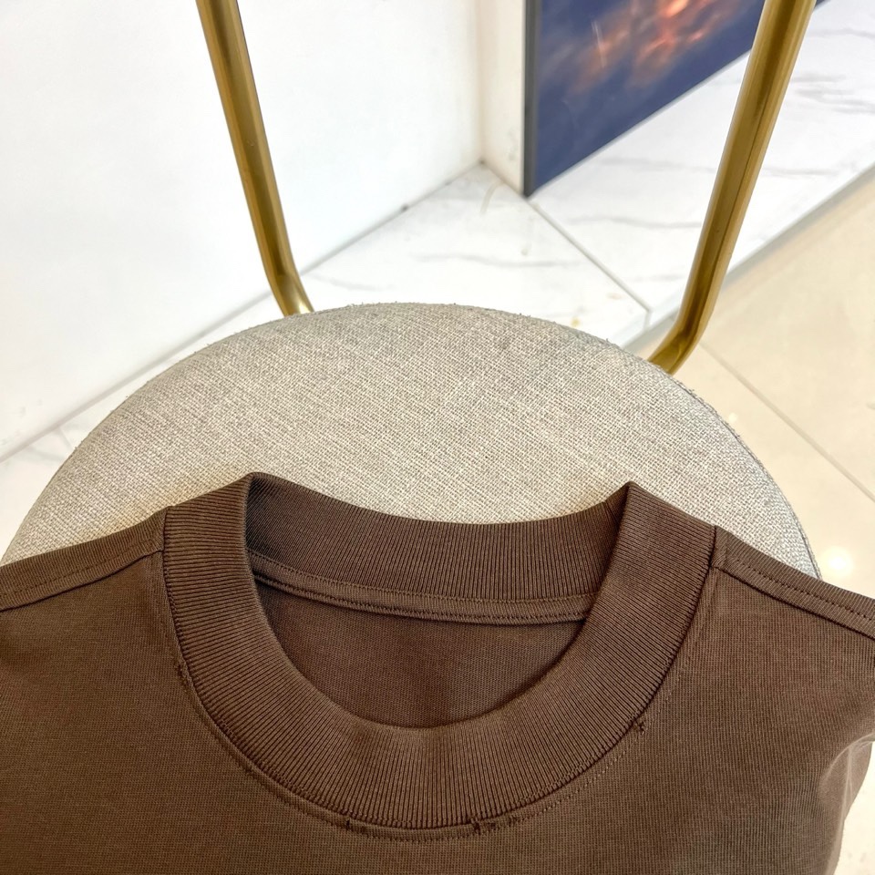 Bur巴宝莉、2026春夏新品潮牌短T，以100%纯棉面料打造，天然亲肤透气，适配春夏季节的舒适穿着需求