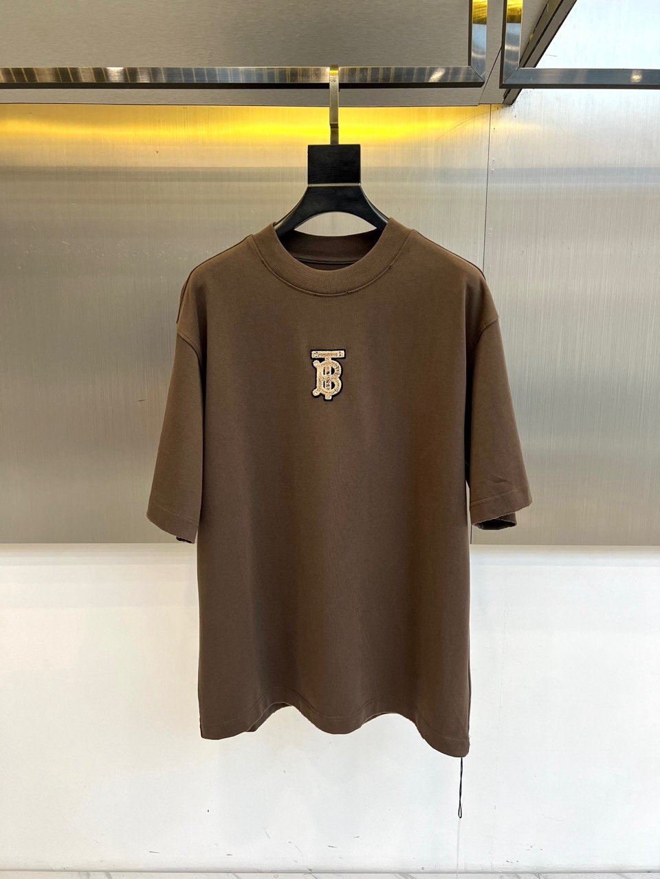 Bur巴宝莉、2026春夏新品潮牌短T，以100%纯棉面料打造，天然亲肤透气，适配春夏季节的舒适穿着需求