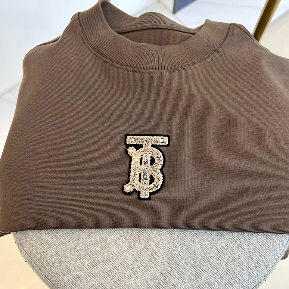 Bur巴宝莉、2026春夏新品潮牌短T，以100%纯棉面料打造，天然亲肤透气，适配春夏季节的舒适穿着需求