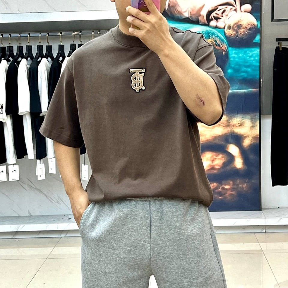 Bur巴宝莉、2026春夏新品潮牌短T，以100%纯棉面料打造，天然亲肤透气，适配春夏季节的舒适穿着需求