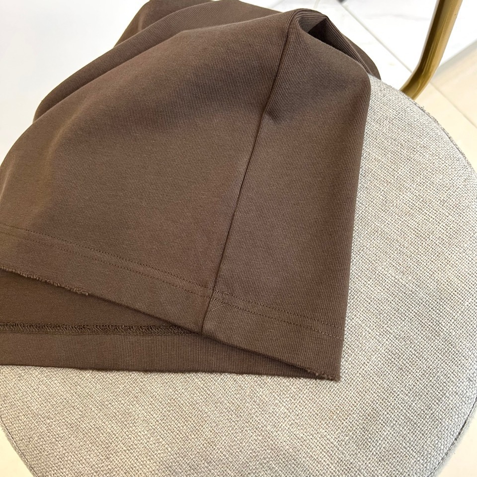 Bur巴宝莉、2026春夏新品潮牌短T，以100%纯棉面料打造，天然亲肤透气，适配春夏季节的舒适穿着需求