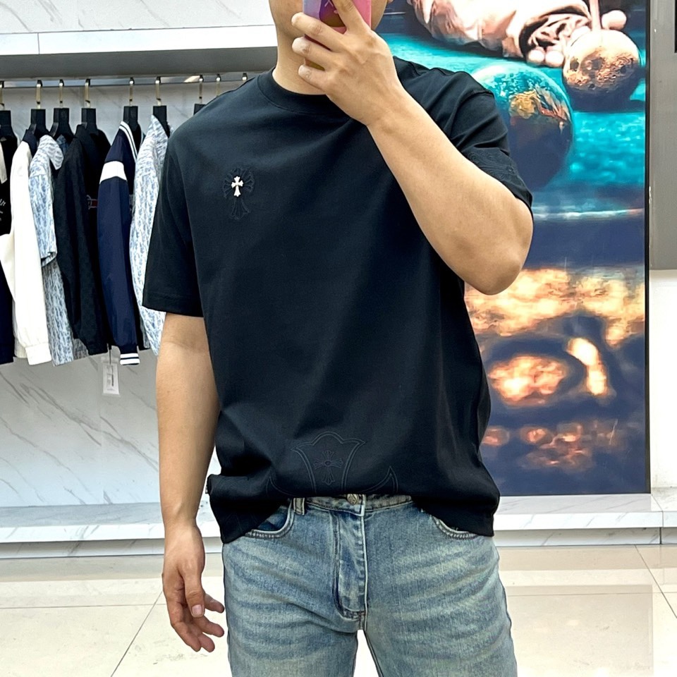 Ch克罗心、2026春夏新品T恤，以经典圆领短袖廓形，演绎简约高级的街头美学。本季单品巧妙融合高端质感与