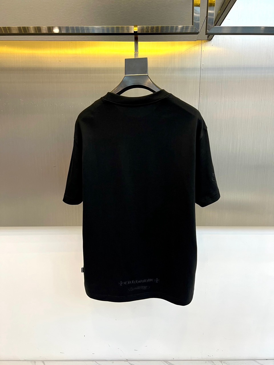 Ch克罗心、2026春夏新品T恤，以经典圆领短袖廓形，演绎简约高级的街头美学。本季单品巧妙融合高端质感与