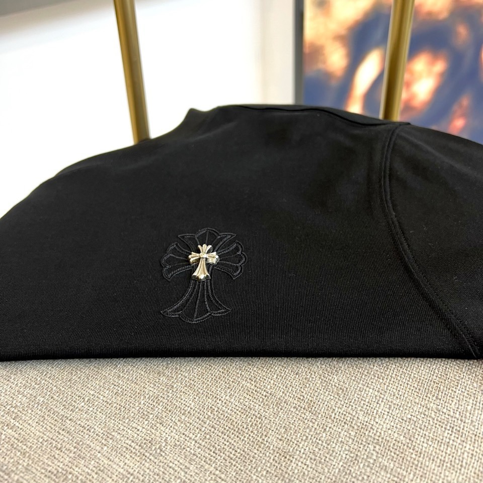 Ch克罗心、2026春夏新品T恤，以经典圆领短袖廓形，演绎简约高级的街头美学。本季单品巧妙融合高端质感与