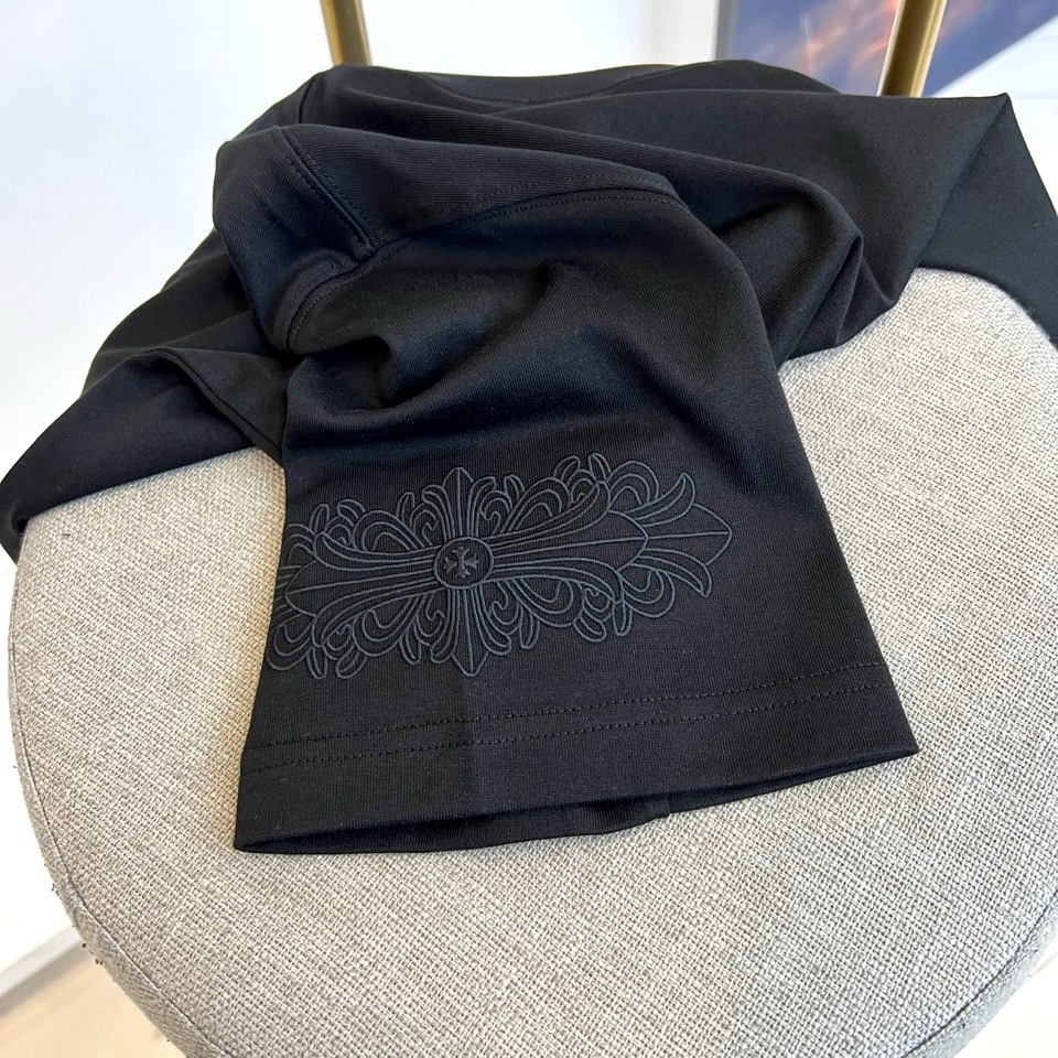 Ch克罗心、2026春夏新品T恤，以经典圆领短袖廓形，演绎简约高级的街头美学。本季单品巧妙融合高端质感与