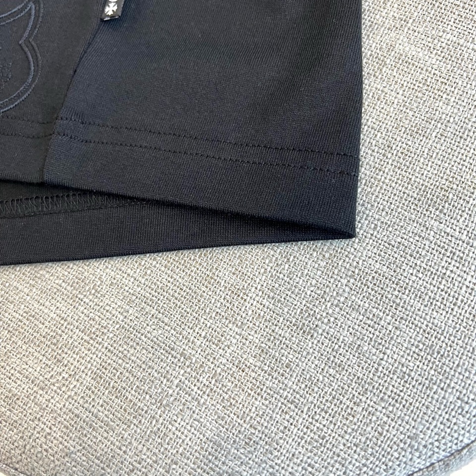 Ch克罗心、2026春夏新品T恤，以经典圆领短袖廓形，演绎简约高级的街头美学。本季单品巧妙融合高端质感与