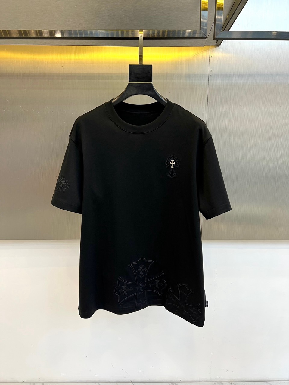 Ch克罗心、2026春夏新品T恤，以经典圆领短袖廓形，演绎简约高级的街头美学。本季单品巧妙融合高端质感与