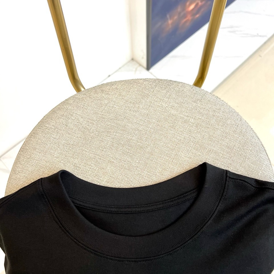 Ch克罗心、2026春夏新品T恤，以经典圆领短袖廓形，演绎简约高级的街头美学。本季单品巧妙融合高端质感与