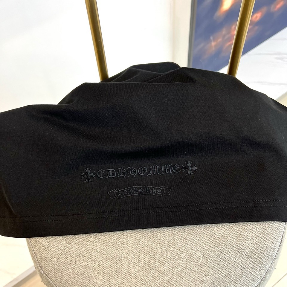 Ch克罗心、2026春夏新品T恤，以经典圆领短袖廓形，演绎简约高级的街头美学。本季单品巧妙融合高端质感与