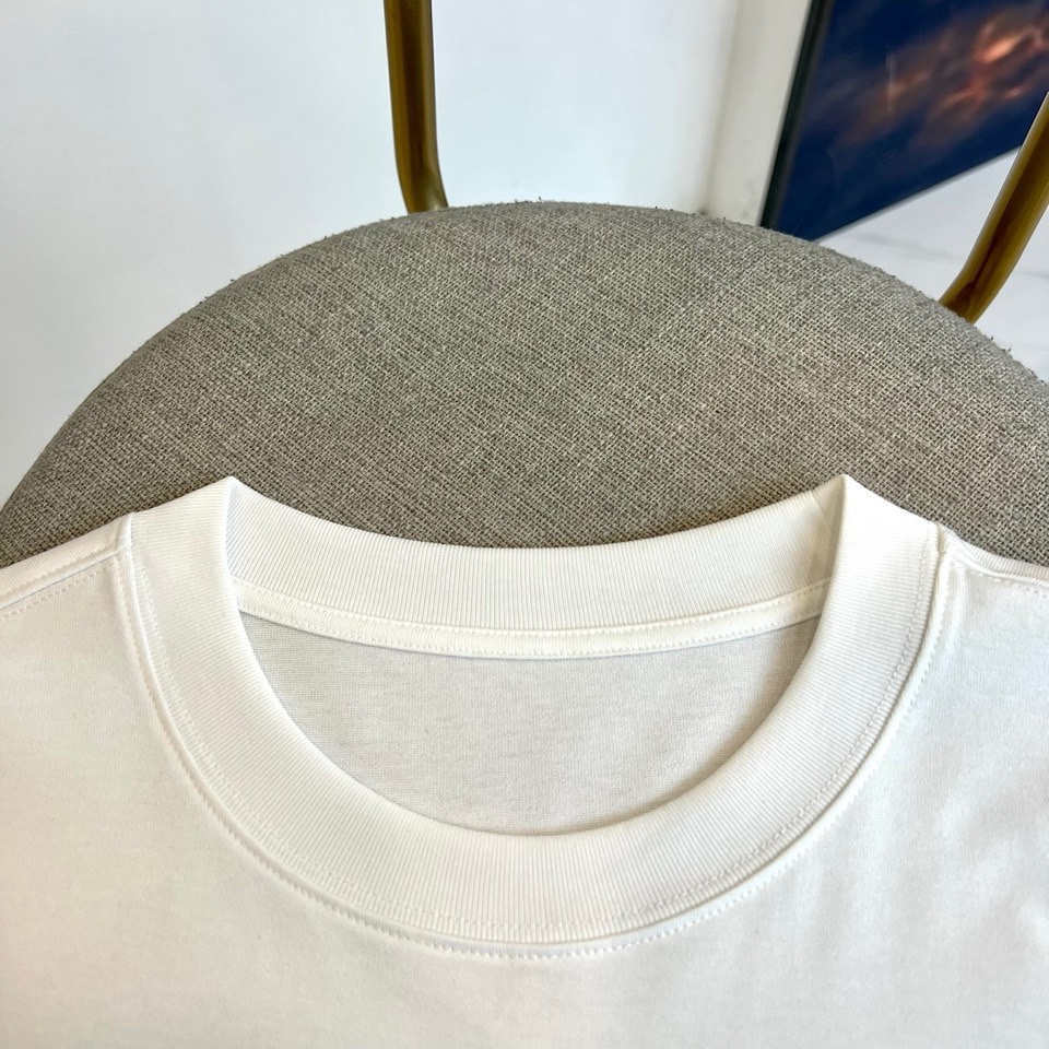 Ch克罗心、2026春夏新品T恤，以经典圆领短袖廓形，演绎简约高级的街头美学。本季单品巧妙融合高端质感与