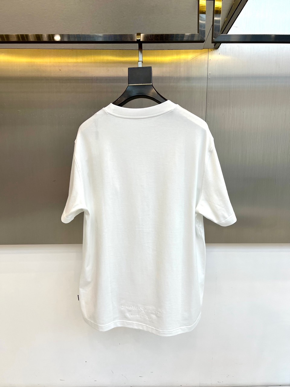 Ch克罗心、2026春夏新品T恤，以经典圆领短袖廓形，演绎简约高级的街头美学。本季单品巧妙融合高端质感与