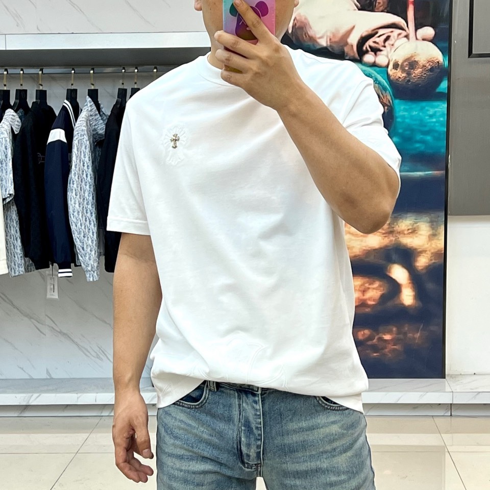 Ch克罗心、2026春夏新品T恤，以经典圆领短袖廓形，演绎简约高级的街头美学。本季单品巧妙融合高端质感与