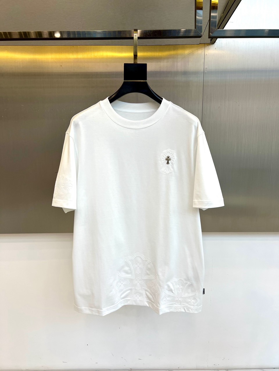 Ch克罗心、2026春夏新品T恤，以经典圆领短袖廓形，演绎简约高级的街头美学。本季单品巧妙融合高端质感与