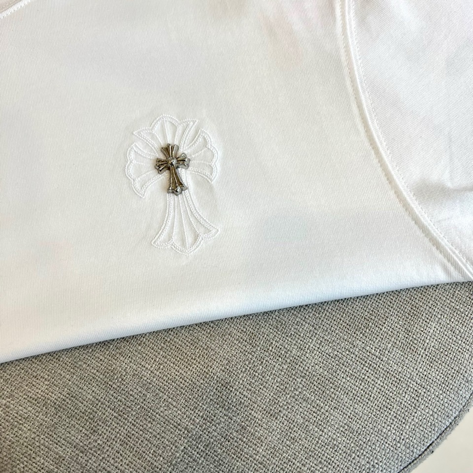 Ch克罗心、2026春夏新品T恤，以经典圆领短袖廓形，演绎简约高级的街头美学。本季单品巧妙融合高端质感与