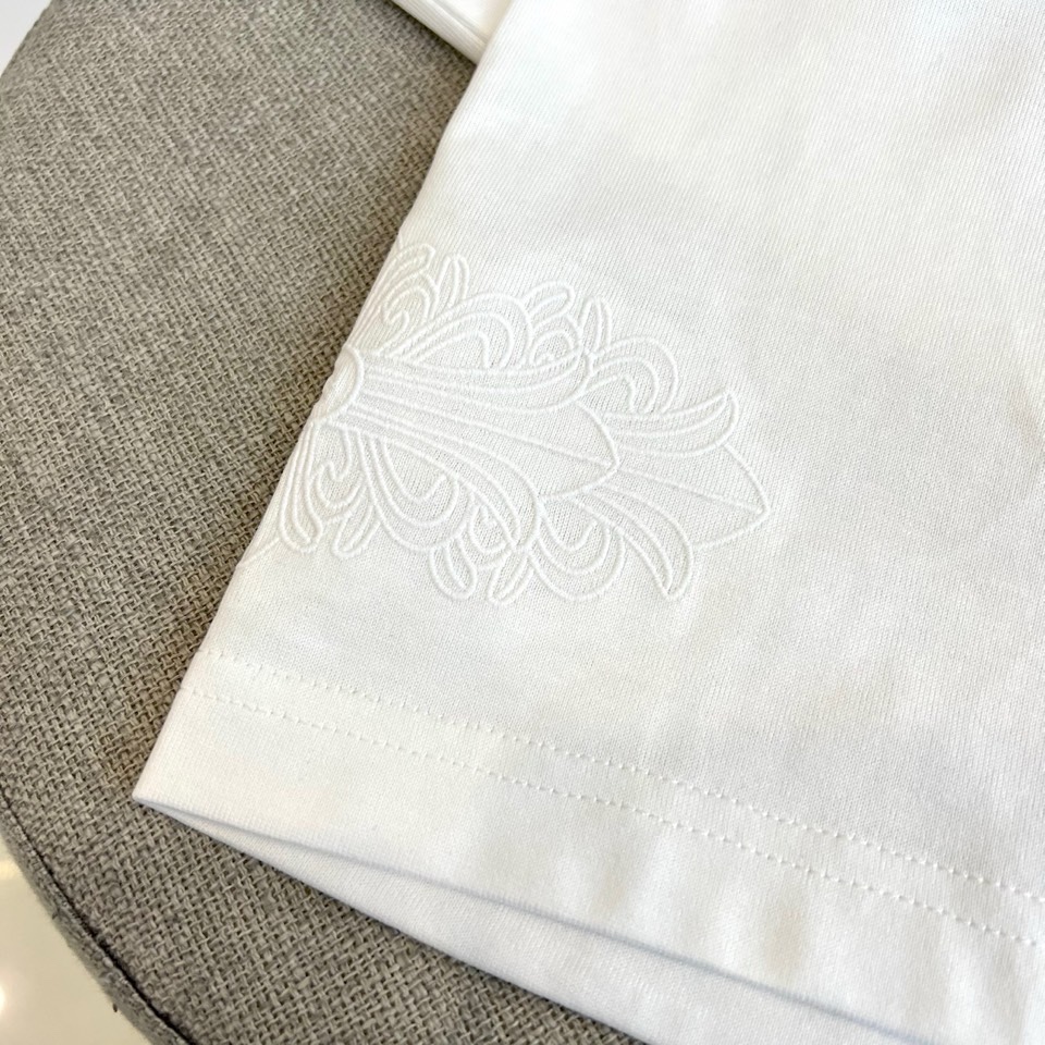 Ch克罗心、2026春夏新品T恤，以经典圆领短袖廓形，演绎简约高级的街头美学。本季单品巧妙融合高端质感与