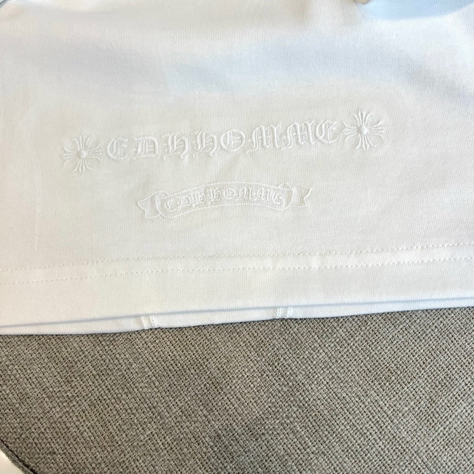 Ch克罗心、2026春夏新品T恤，以经典圆领短袖廓形，演绎简约高级的街头美学。本季单品巧妙融合高端质感与