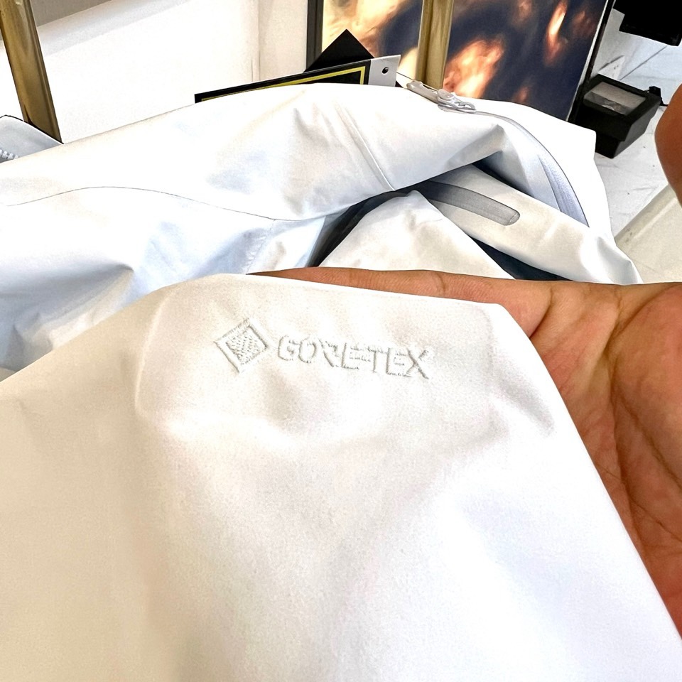 Arcteryx始祖鸟-beta lightweight2024新款新色 防水防风透气连帽休闲夹克外套男