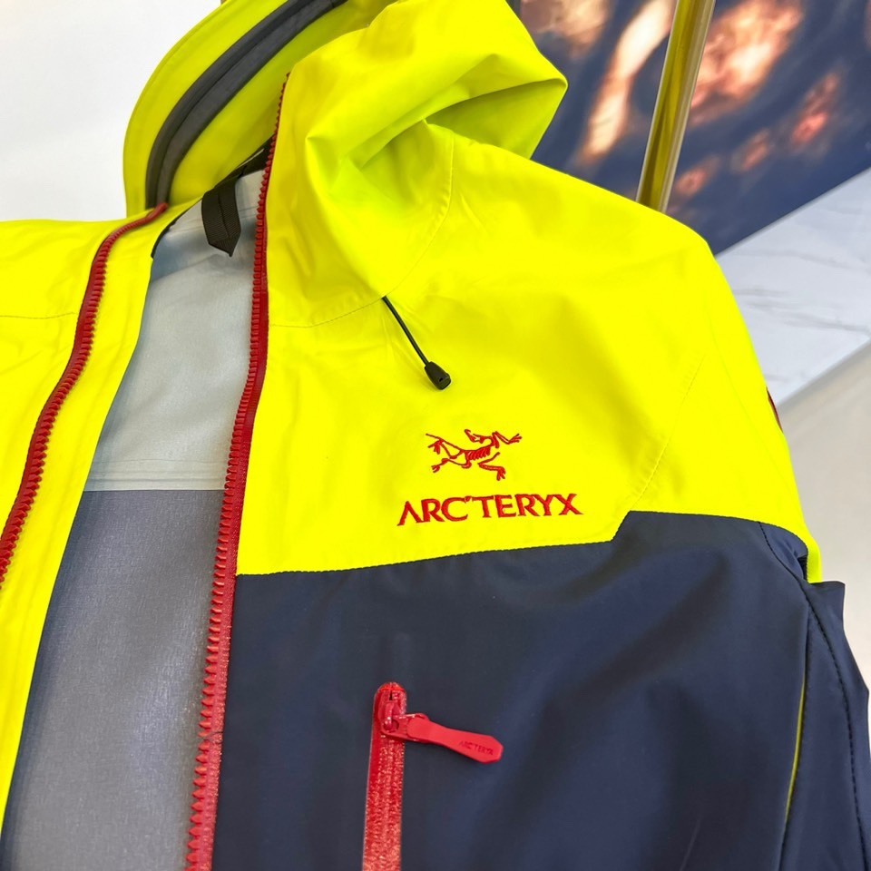 ARC‘TERYX/始祖鸟-高端玩家定制，ARC'TERYX始祖鸟推出了2024龙年新春限定系列以“龙鳞
