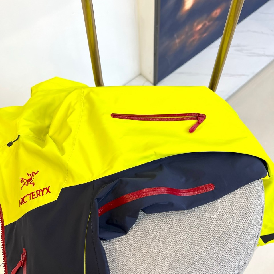 ARC‘TERYX/始祖鸟-高端玩家定制，ARC'TERYX始祖鸟推出了2024龙年新春限定系列以“龙鳞