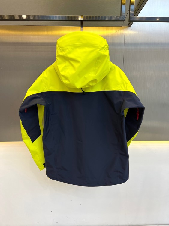 ARC‘TERYX/始祖鸟-高端玩家定制，ARC'TERYX始祖鸟推出了2024龙年新春限定系列以“龙鳞