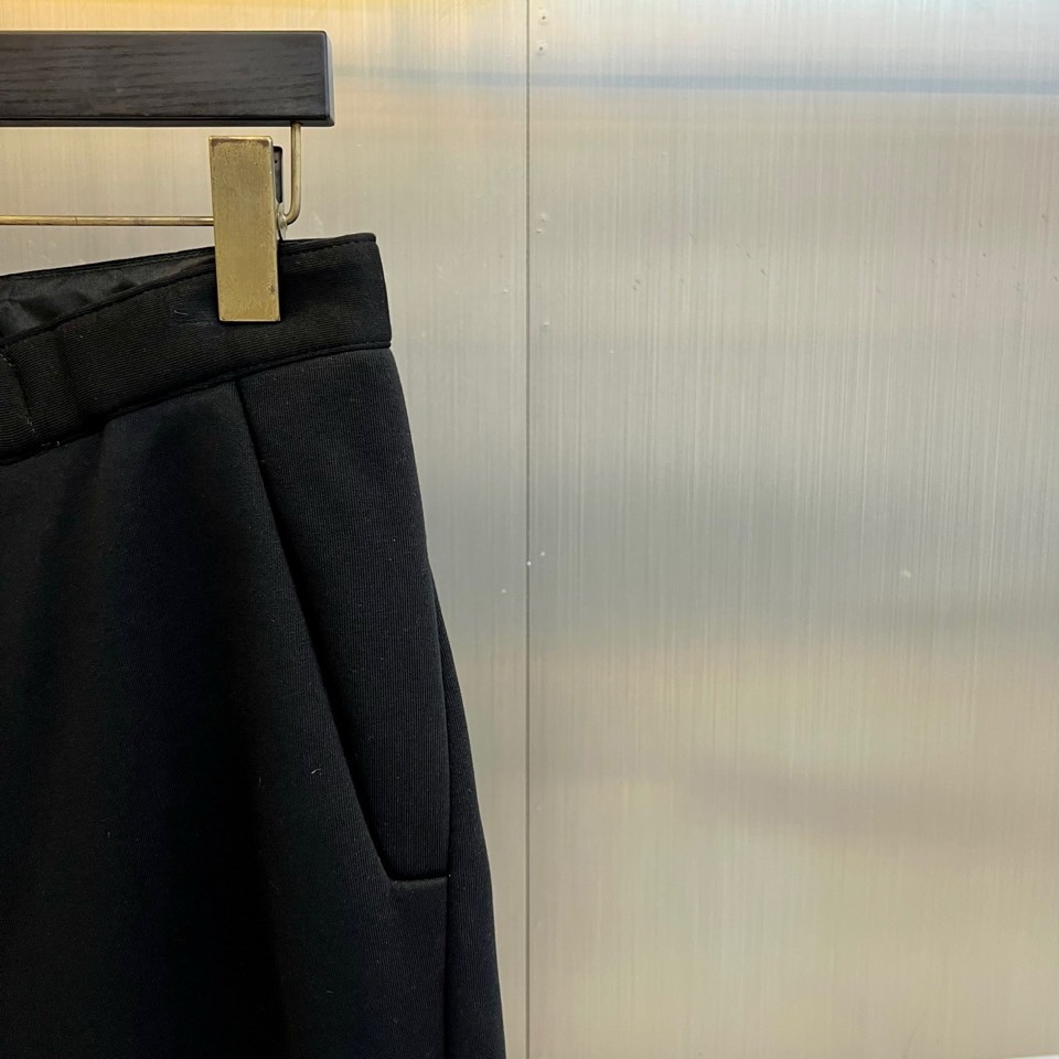 Arcteryx 始祖鸟、2026春夏男士户外运动长裤，以利落剪裁重塑都市机能美学。款式采用直筒修身廓形