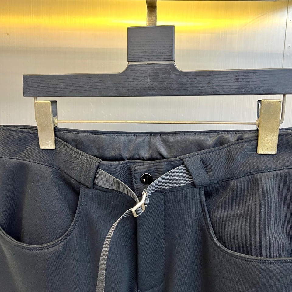 Arcteryx 始祖鸟、2026春夏男士户外运动长裤，以利落剪裁重塑都市机能美学。款式采用直筒修身廓形
