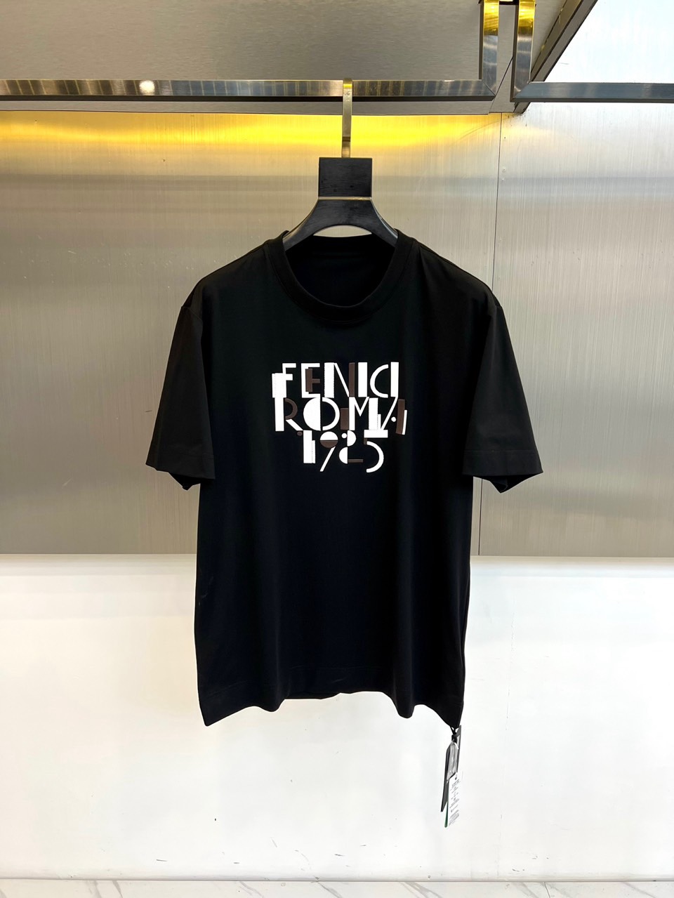 Fend芬迪、【高端】2026春夏新品男士短袖T恤，以经典圆领与利落剪裁定义现代廓形。其设计核心在于胸前