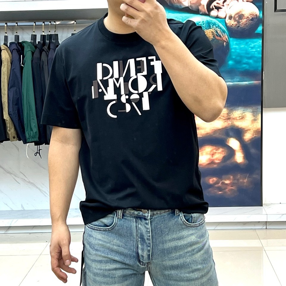 Fend芬迪、【高端】2026春夏新品男士短袖T恤，以经典圆领与利落剪裁定义现代廓形。其设计核心在于胸前