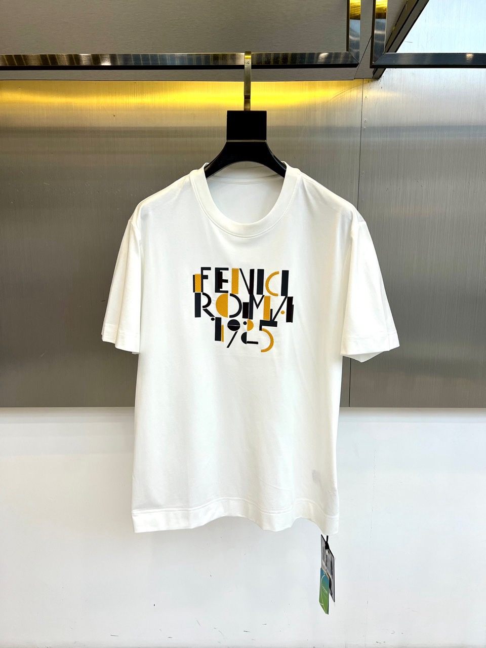 Fend芬迪、【高端】2026春夏新品男士短袖T恤，以经典圆领与利落剪裁定义现代廓形。其设计核心在于胸前