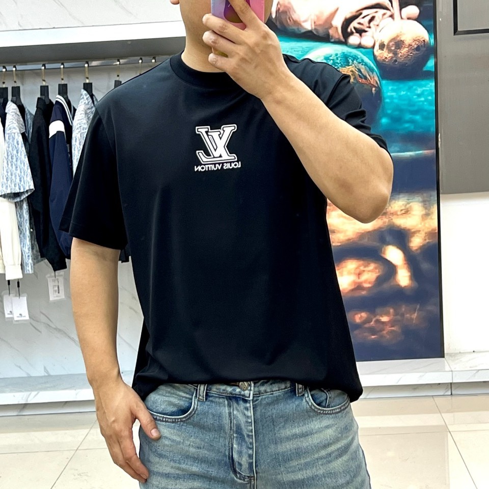 1v威登、2026春夏新品T恤，以宽松的短袖廓形诠释经典与舒适的融合。胸前醒目装饰品牌标志性字母组合图案